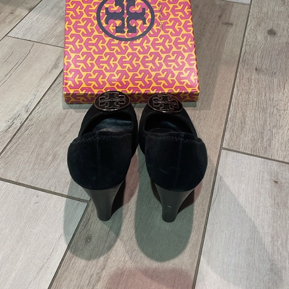 Tory Burch Sophie Wedge Split Suede - Picture 4 of 6
